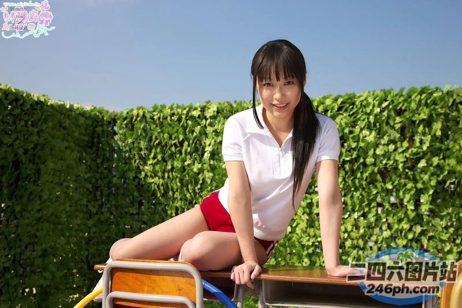 坐在花园长凳上的 arafed 亚洲妇女
