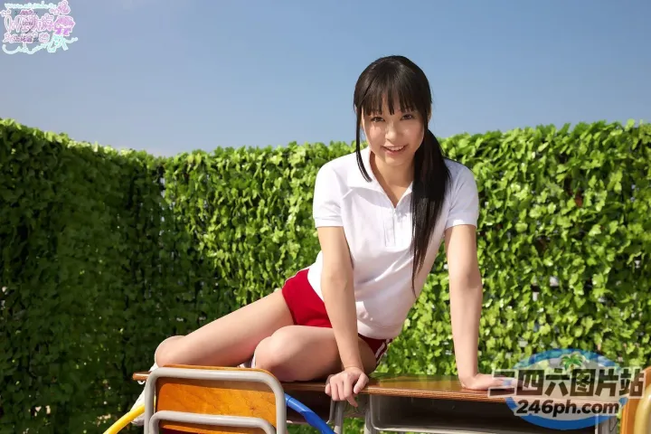 坐在花园长凳上的 arafed 亚洲妇女