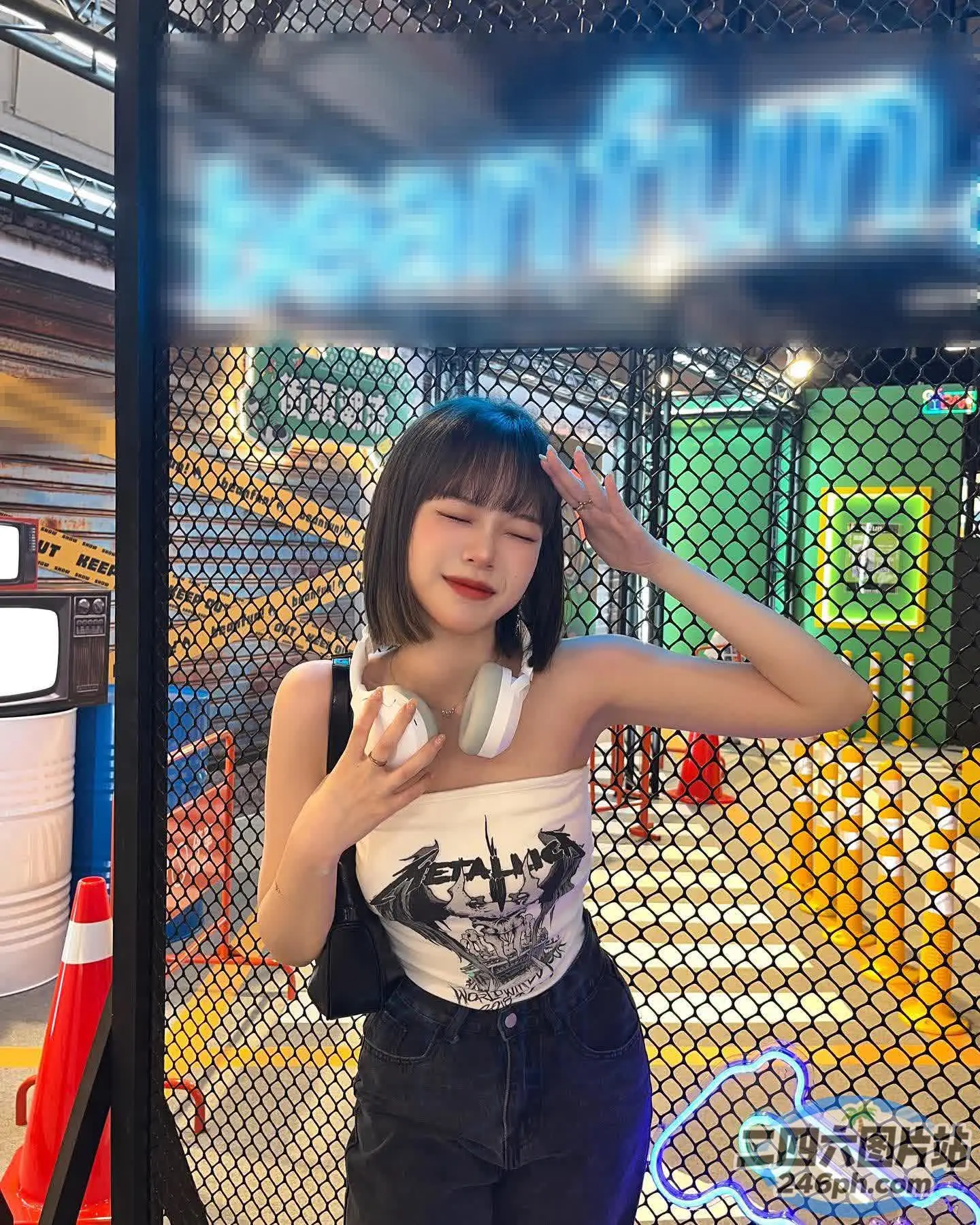 有个女人站在栅栏前，手里拿着手机