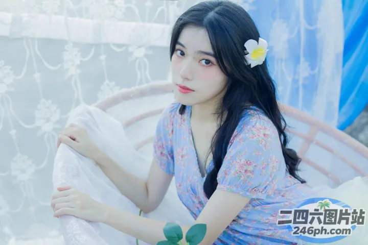 有一个女人坐在床上，头发上插着一朵花