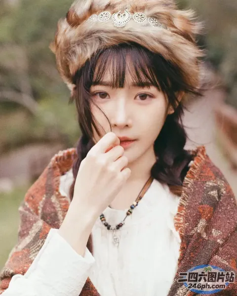 戴着毛皮帽和项链的 araffe 女人