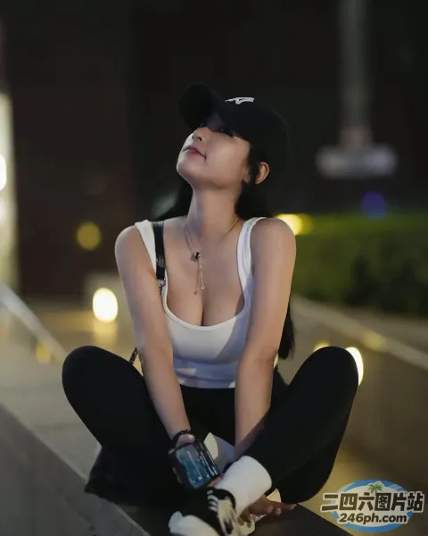 一个女人坐在窗台上，手里拿着一块滑板