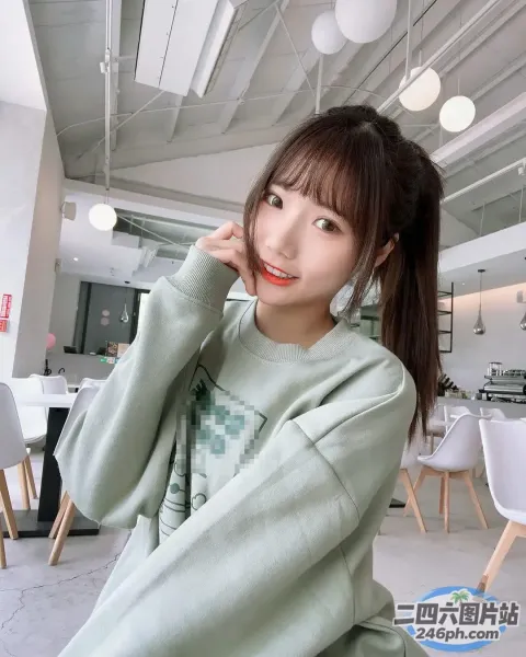 穿着绿色毛衣坐在餐厅里的 arafed 亚洲女子