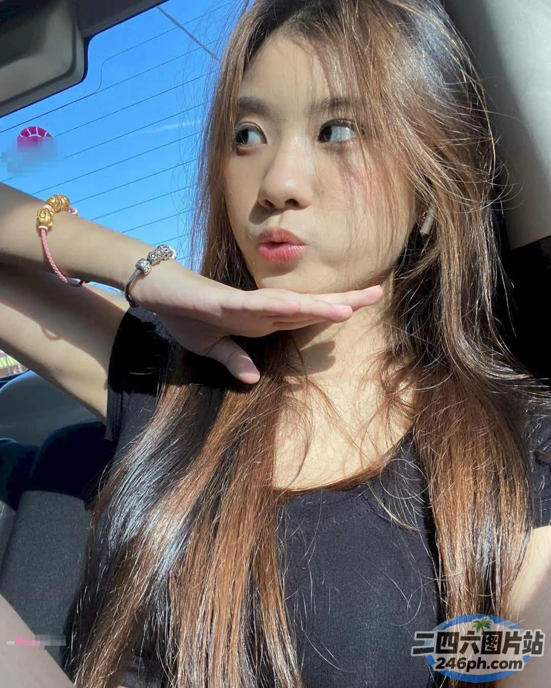 阿拉夫德女人坐在车里，手捂着脸