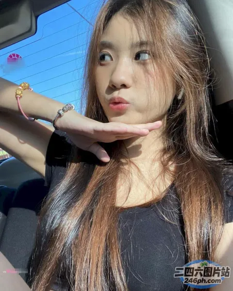 阿拉夫德女人坐在车里，手捂着脸