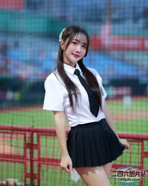 身穿校服的 arafed 亚洲女孩合影留念