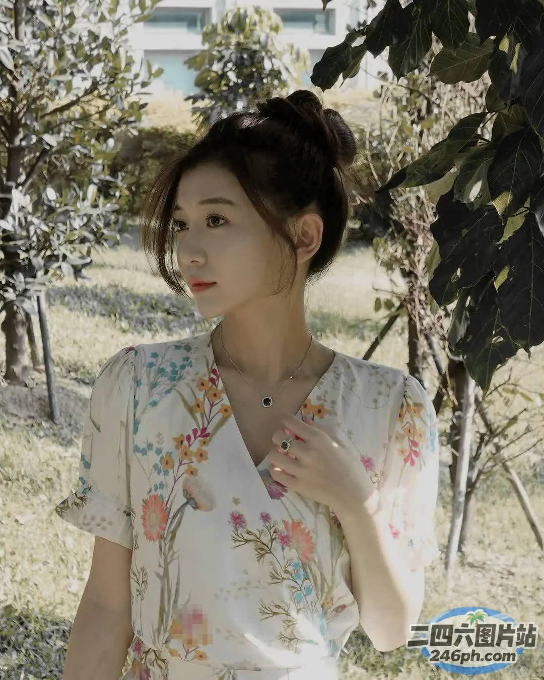 有个女人拿着钱包站在田野里