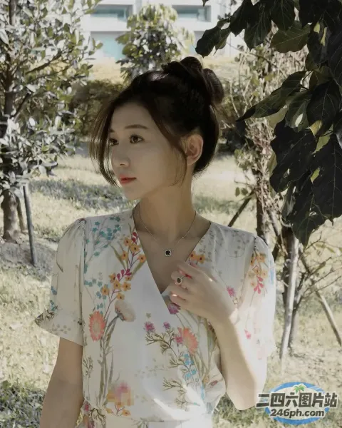 有个女人拿着钱包站在田野里