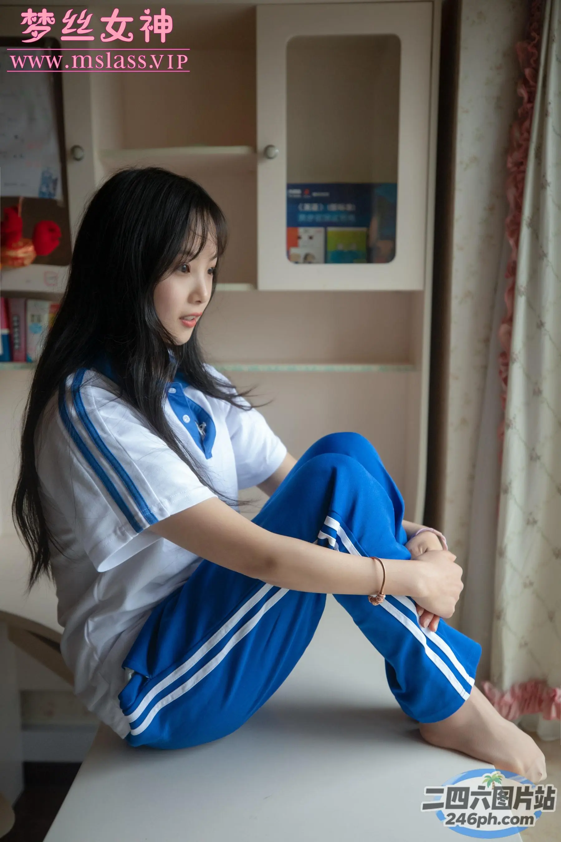 坐在房间桌子上的 arafed 亚洲女性