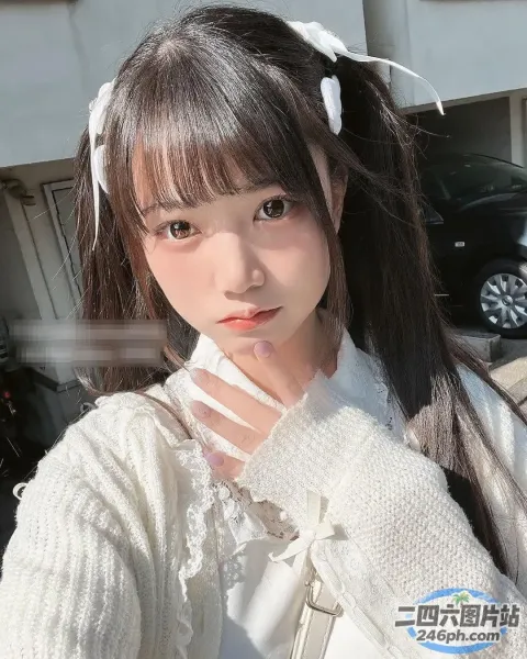 一位穿着白色毛衣的长发女性的特写