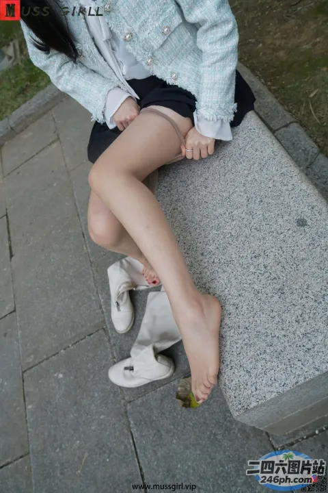 有个女人坐在长凳上，双腿交叉