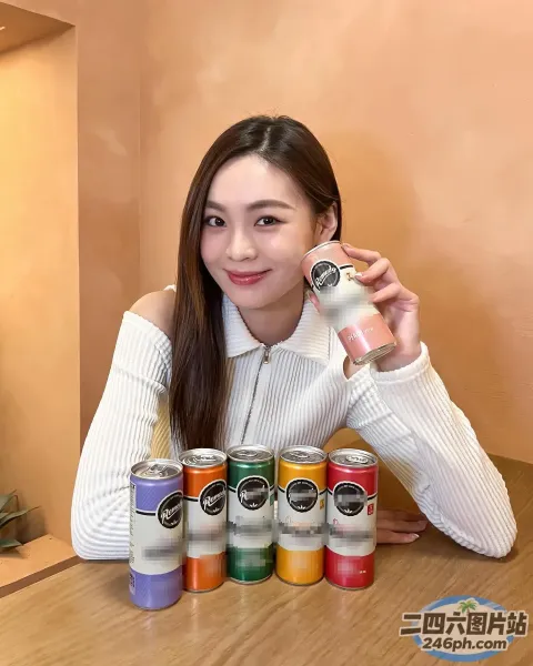 阿拉夫德女人坐在桌子旁，手里拿着一罐苏打水