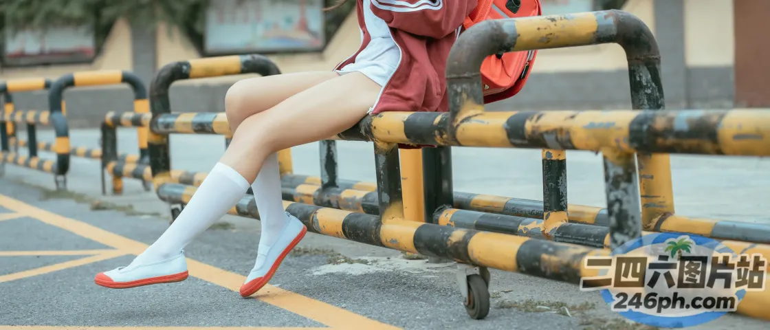 有个女人提着背包坐在长凳上