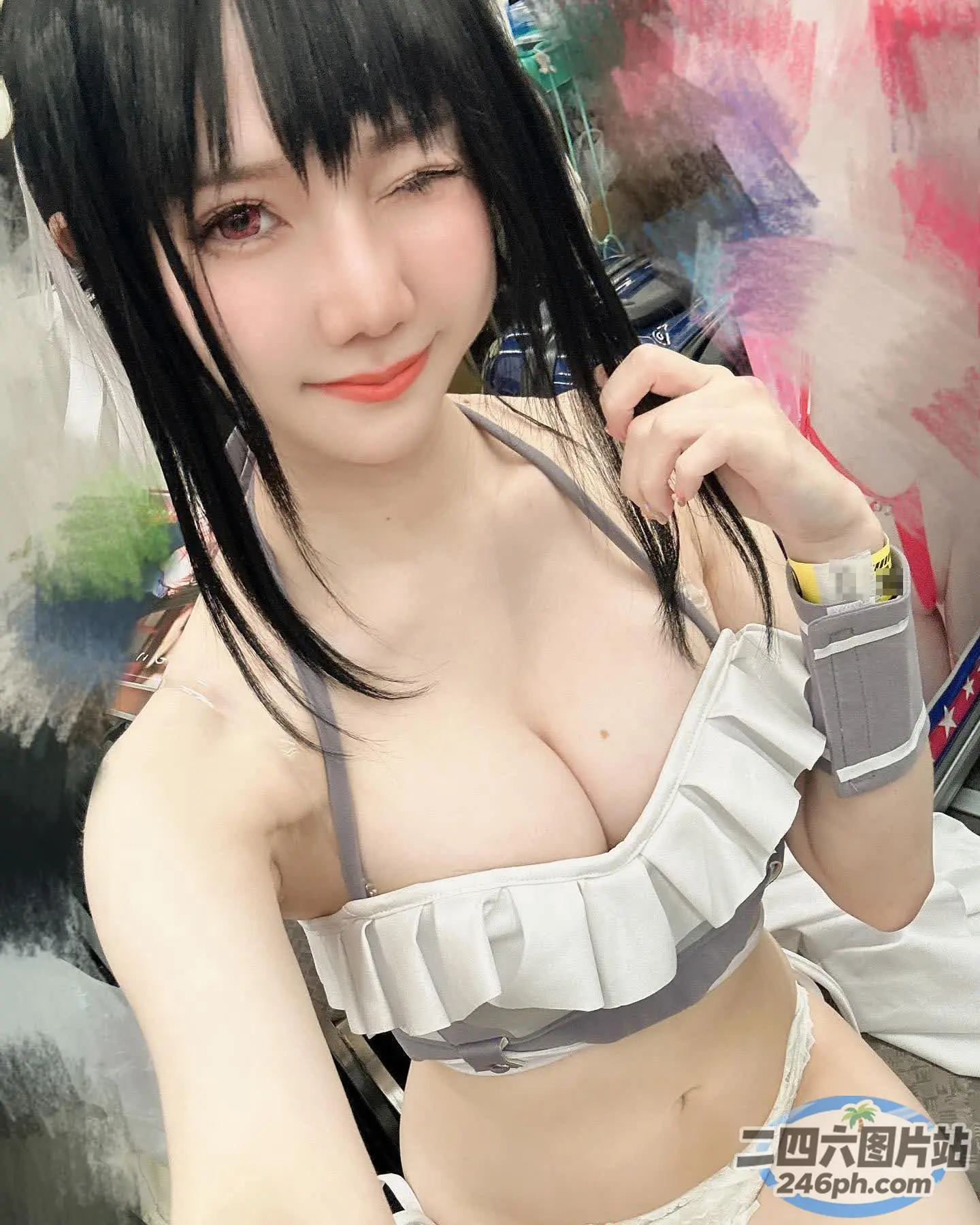 有个身穿比基尼的女人摆姿势拍照