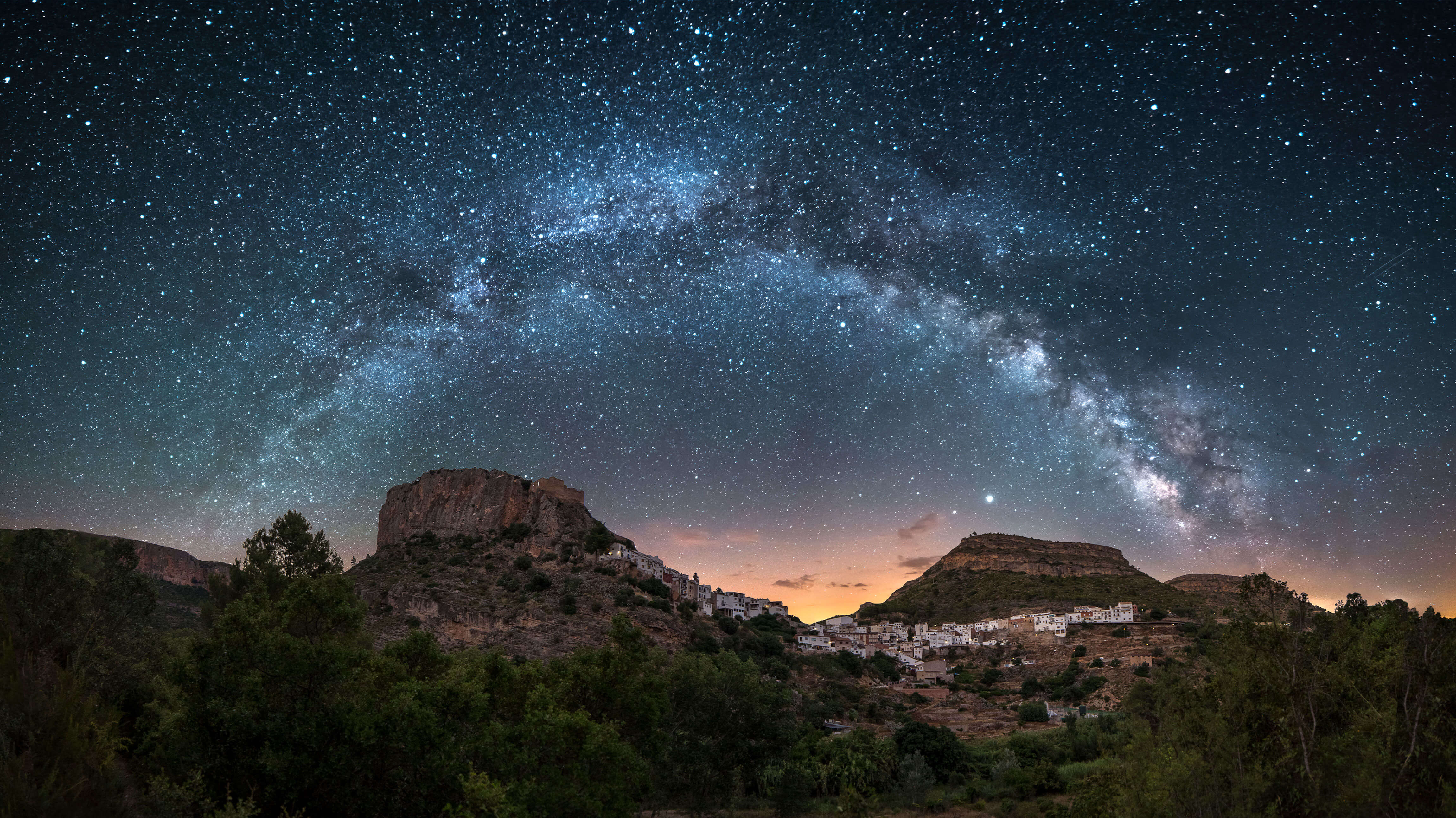 山脉上的星空，一条河流贯穿其中
