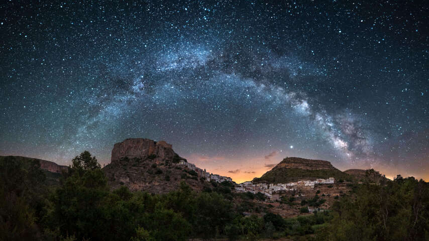 山脉上的星空，一条河流贯穿其中