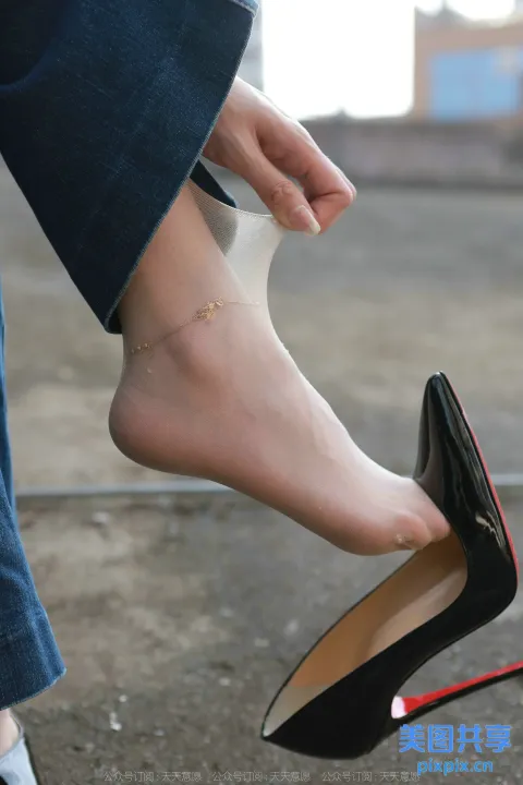 有人在女人的脚上穿鞋