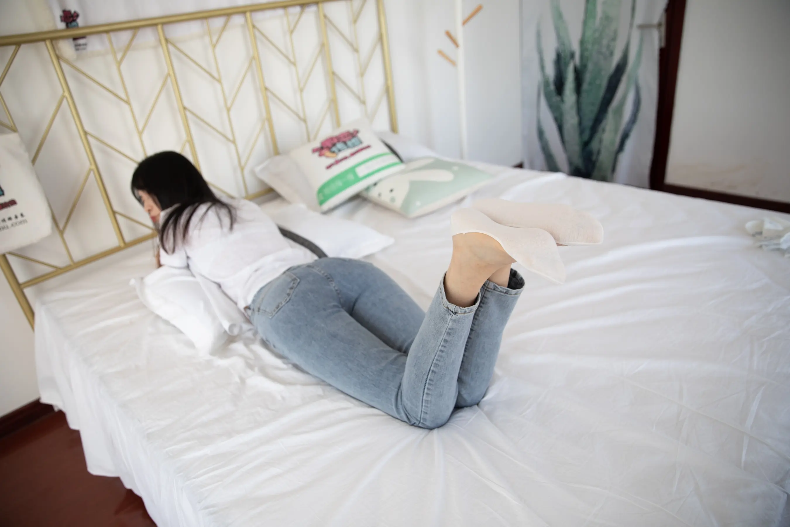 有个女人躺在床上，双腿抬起