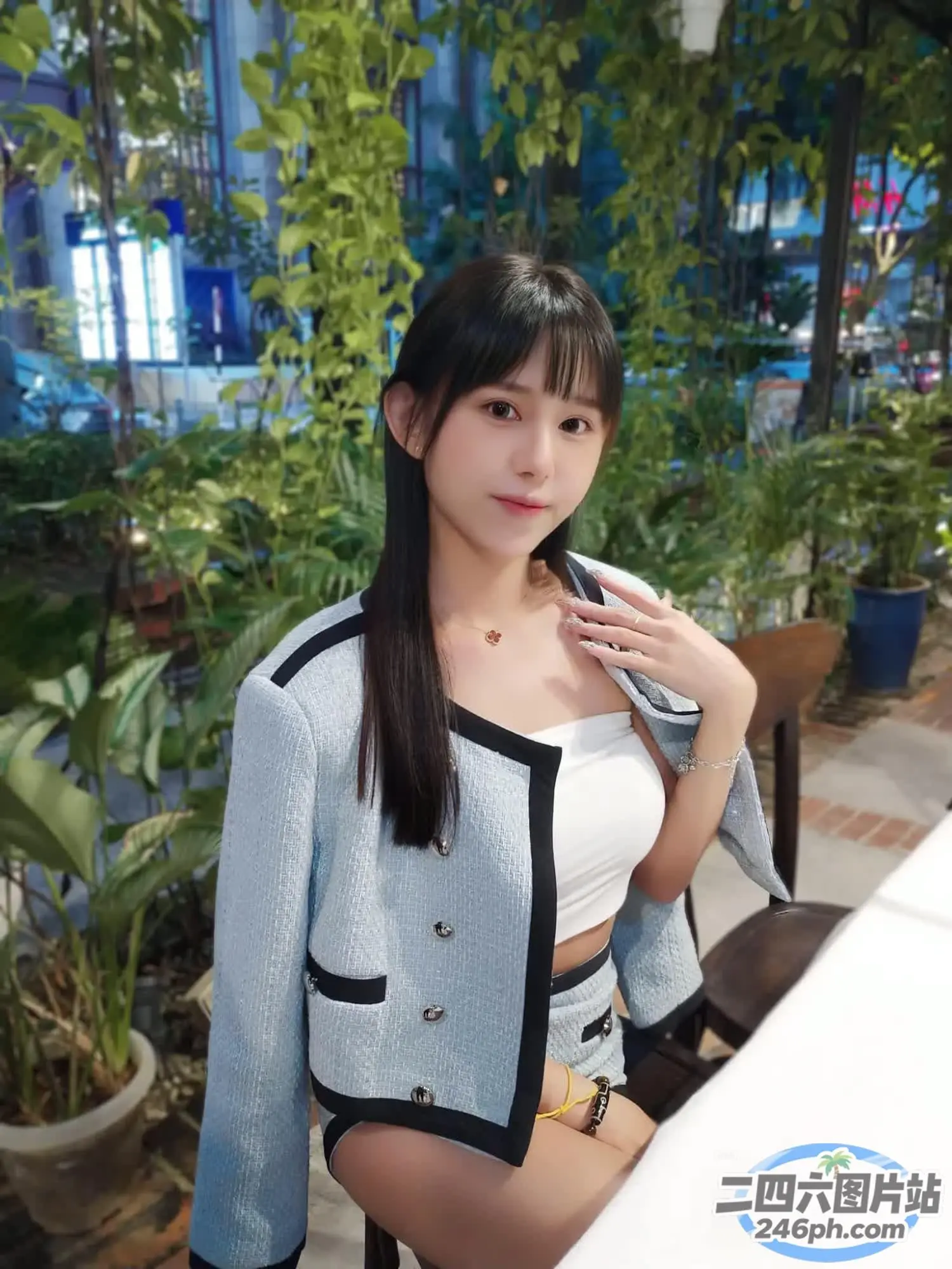 身穿白色上衣和蓝色夹克的 araffe 亚洲女性