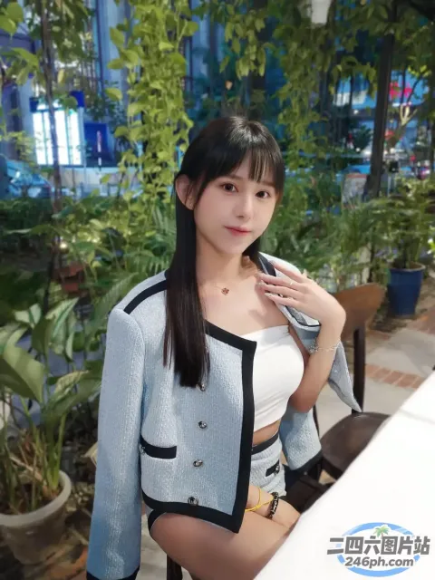 身穿白色上衣和蓝色夹克的 araffe 亚洲女性