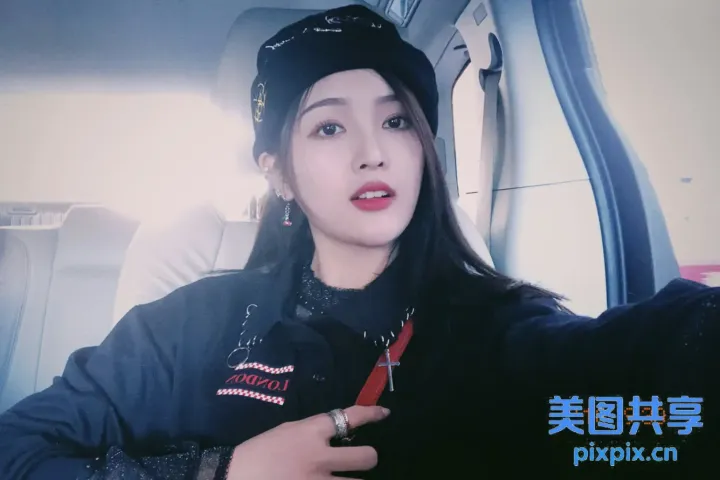 车里有个女人在自拍