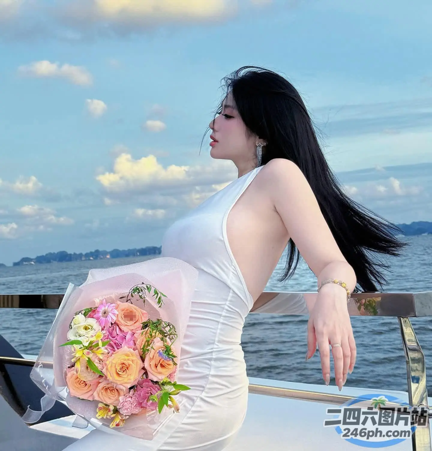 船上坐着一个女人，手里拿着一束鲜花