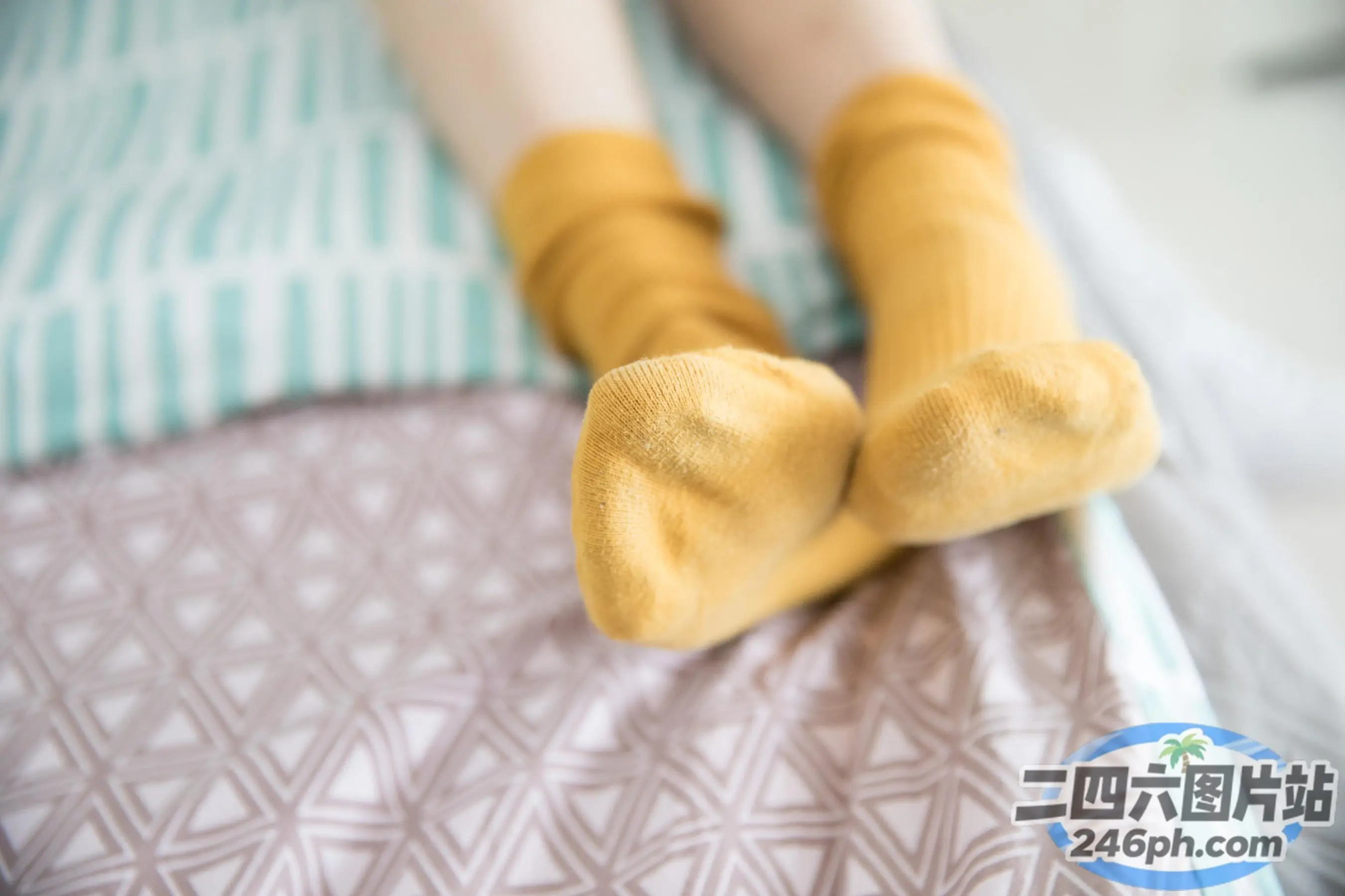 有人躺在床上，双脚抬起