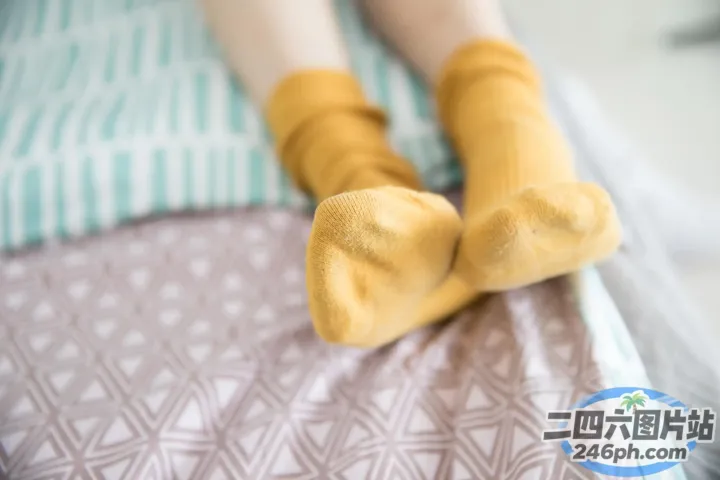 有人躺在床上，双脚抬起
