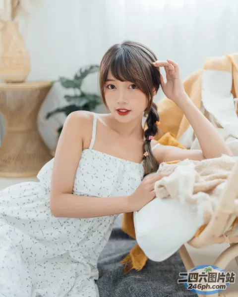 坐在床上的白裙子的阿拉伯女人