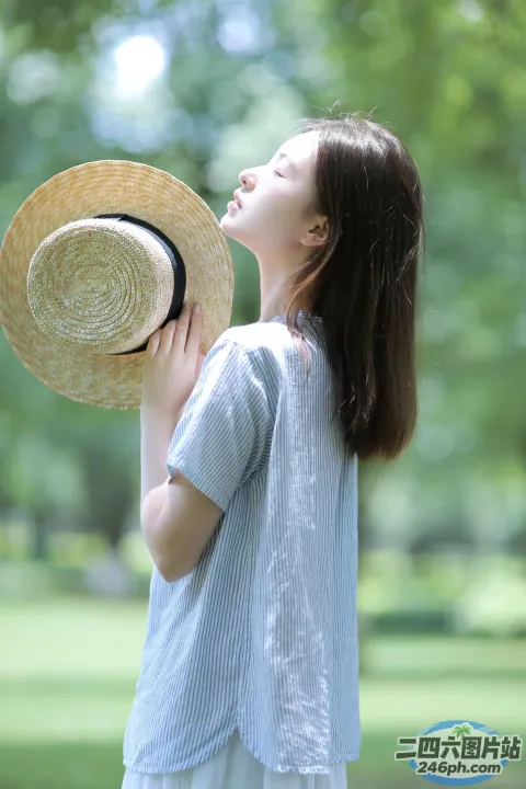 戴帽子和裙子站在公园里的 Araffe 女人