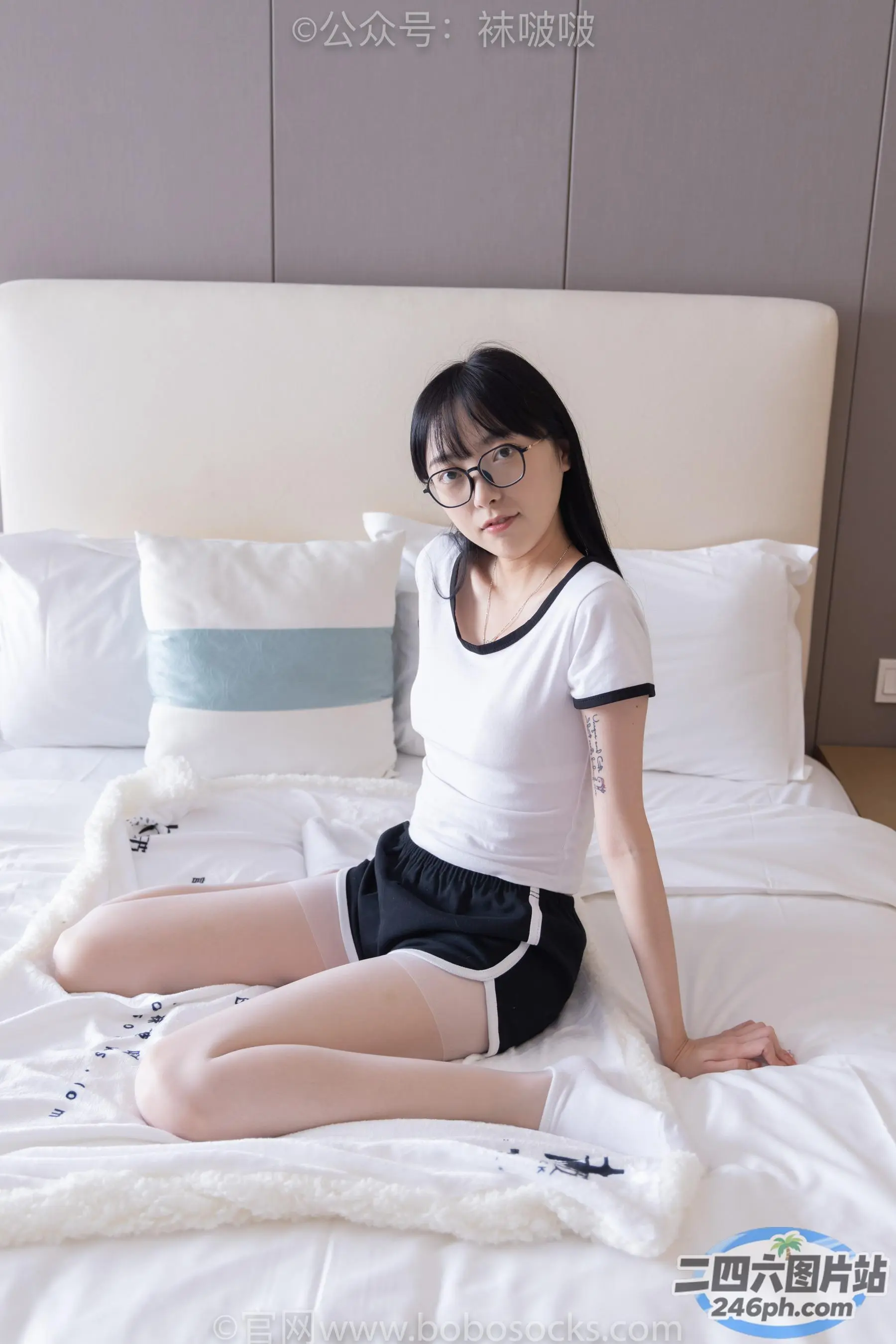 阿拉菲德亚洲妇女坐在床上，枕头为白色