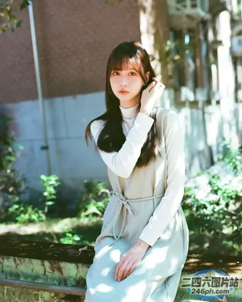 有个女人坐在长凳上打电话
