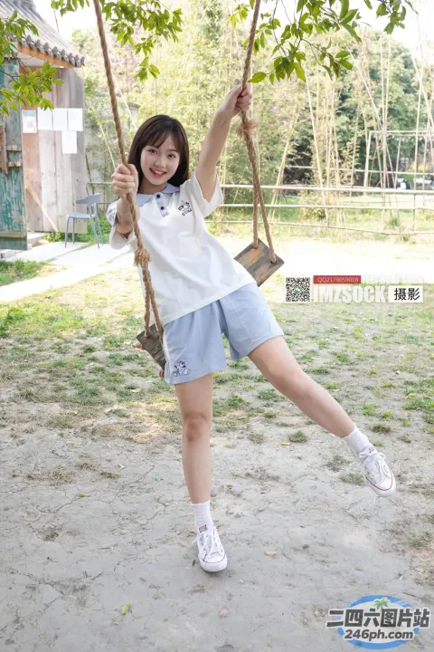 阿拉夫德亚洲女子在公园的秋千上荡秋千