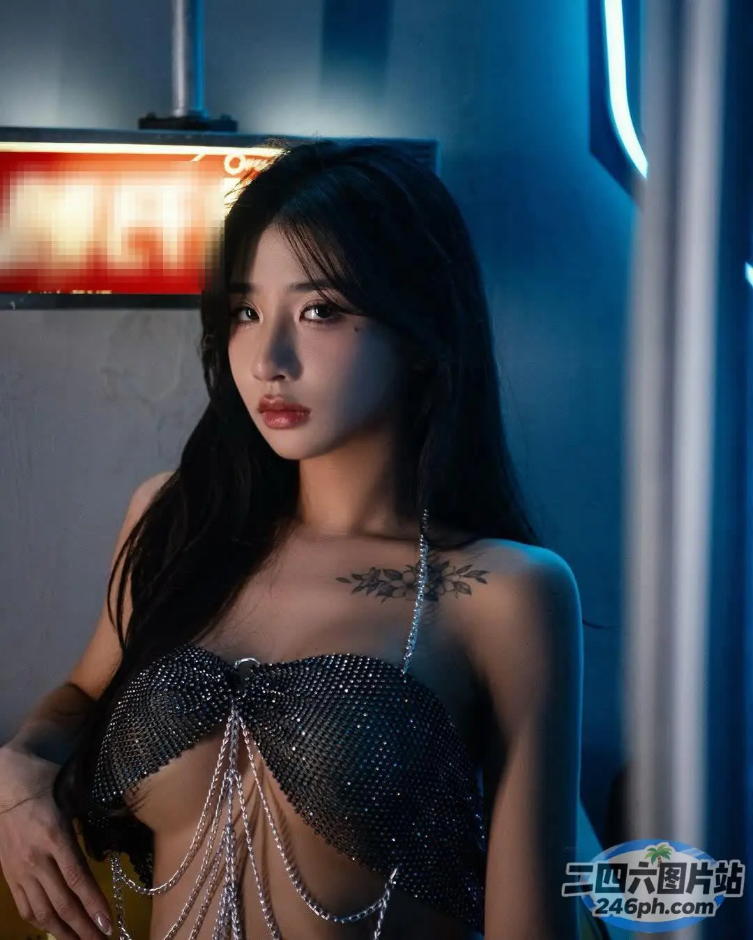 身穿黑色文胸上衣，腰间挂着链条的 araffe 亚洲女性