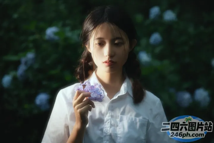 有个女人手里拿着一朵花