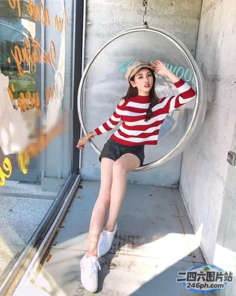 阿拉菲女孩坐在商店前的圆形椅子上