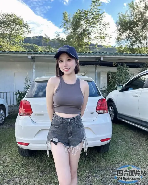 站在车前的女人的特写