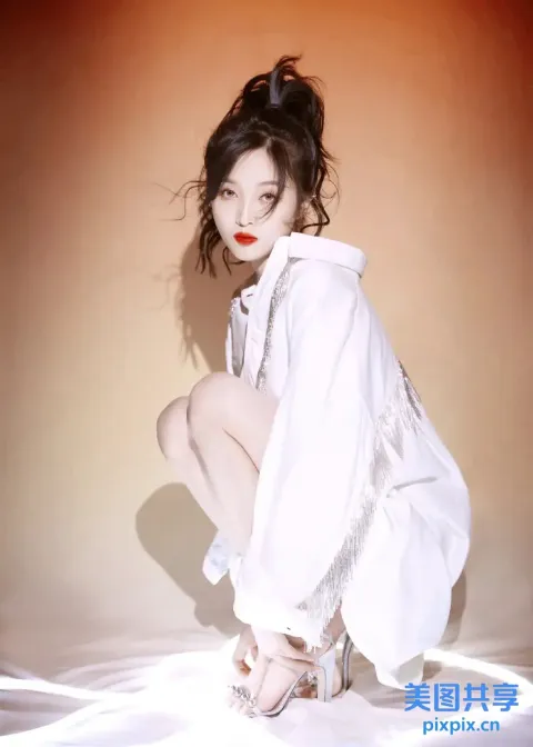 身穿白衬衫和高跟鞋的阿拉夫女子摆姿势拍照
