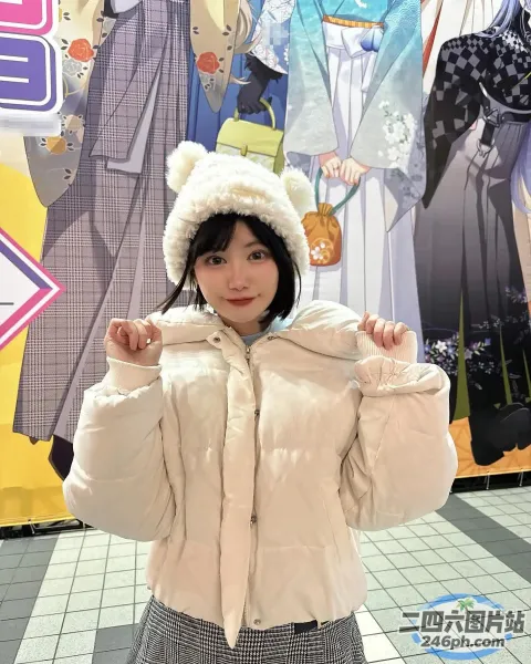 身穿白色夹克、戴着白色帽子的阿拉伯裔女子合影留念