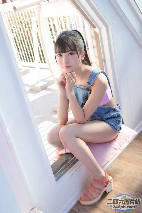 穿着粉红色上衣坐在窗台上的 arafed 亚洲女性