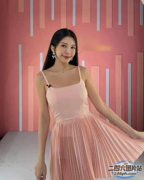 身穿粉红色连衣裙的 arafed 女子合影留念