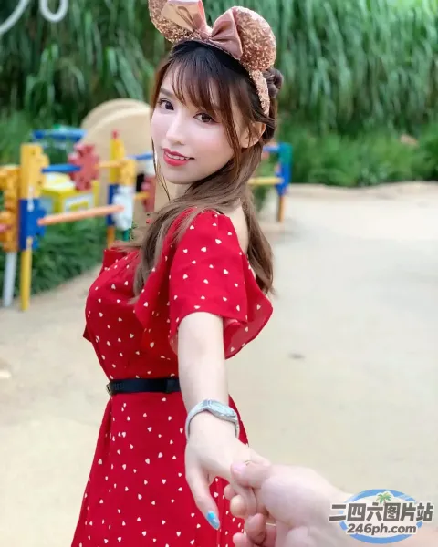 身穿红色连衣裙的 araffe 女孩，手上系着棕色蝴蝶结