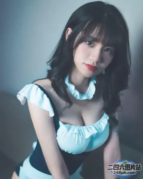 身穿女仆装的 Araffe 女子合影留念