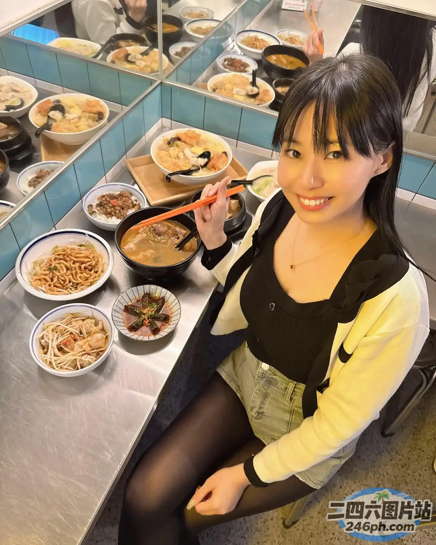 坐在桌子旁的女人，碗里放着各种食物