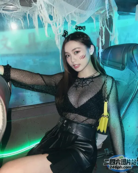 车里坐着一个女人，车里亮着霓虹绿灯