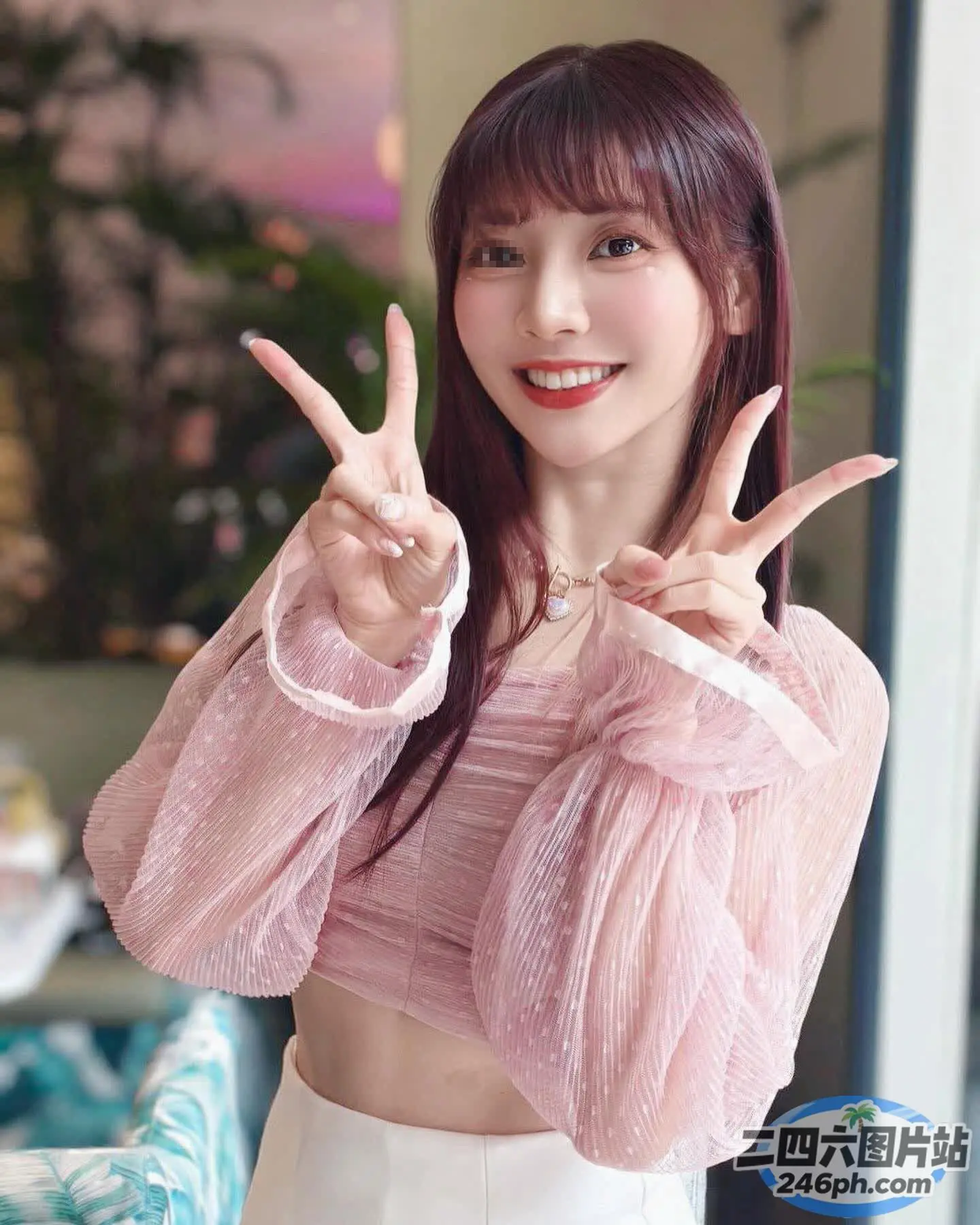 长发粉色上衣的 araffe 女人做和平手势