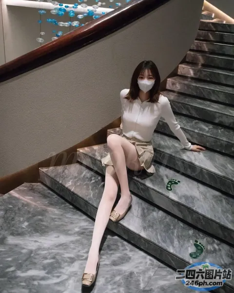 戴着口罩坐在楼梯上的阿拉菲德女人