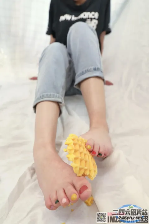 有人坐在床上，脚上放着华夫饼
