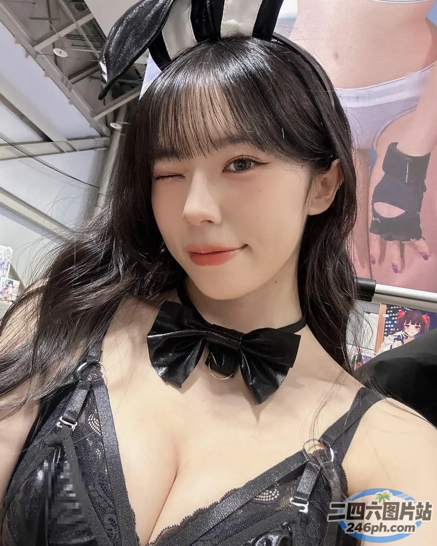 身穿黑色连衣裙、兔子耳朵、打领结的阿拉伯咖啡妇