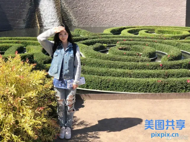 阿拉夫女人站在一个有喷泉的圆形花园前